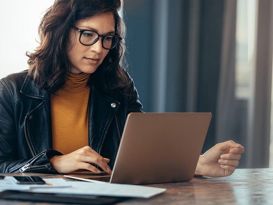 vrouwelijke huisarts achter de laptop