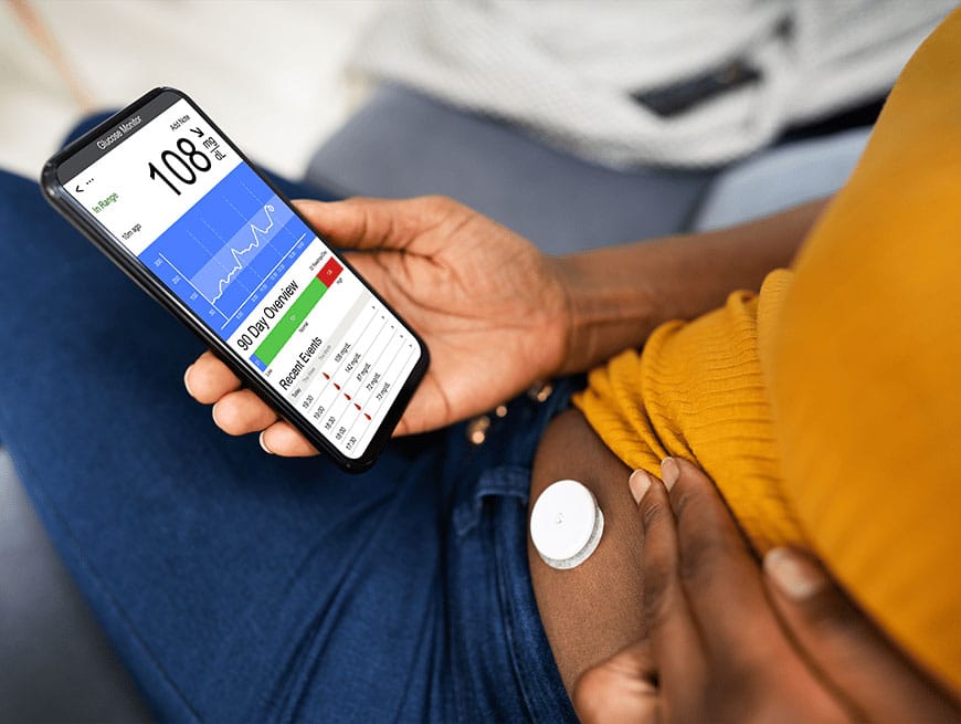 mobiele telefoon met grafieken en statistieken