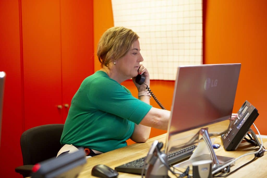 Praktijkondersteuner aan de telefoon met patiënt