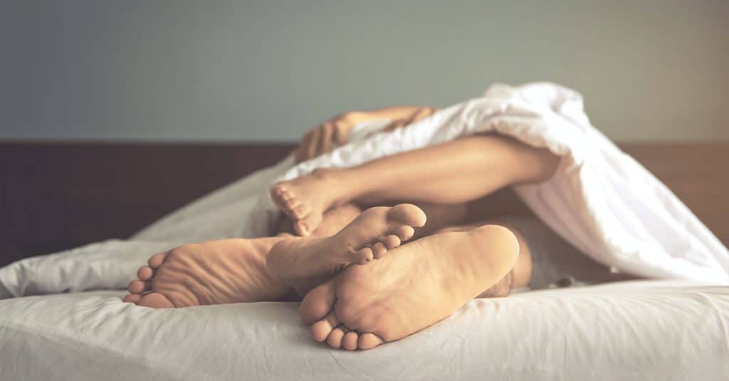 2 paar voeten onder de dekens