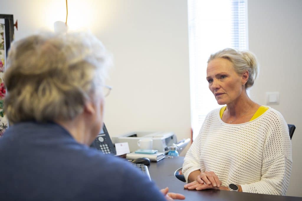 Vrouw op spreekuur bij de huisarts