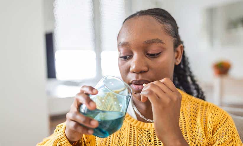 vrouw drinkt uit glas