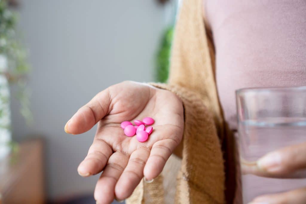 ibuprofen pillen in hand