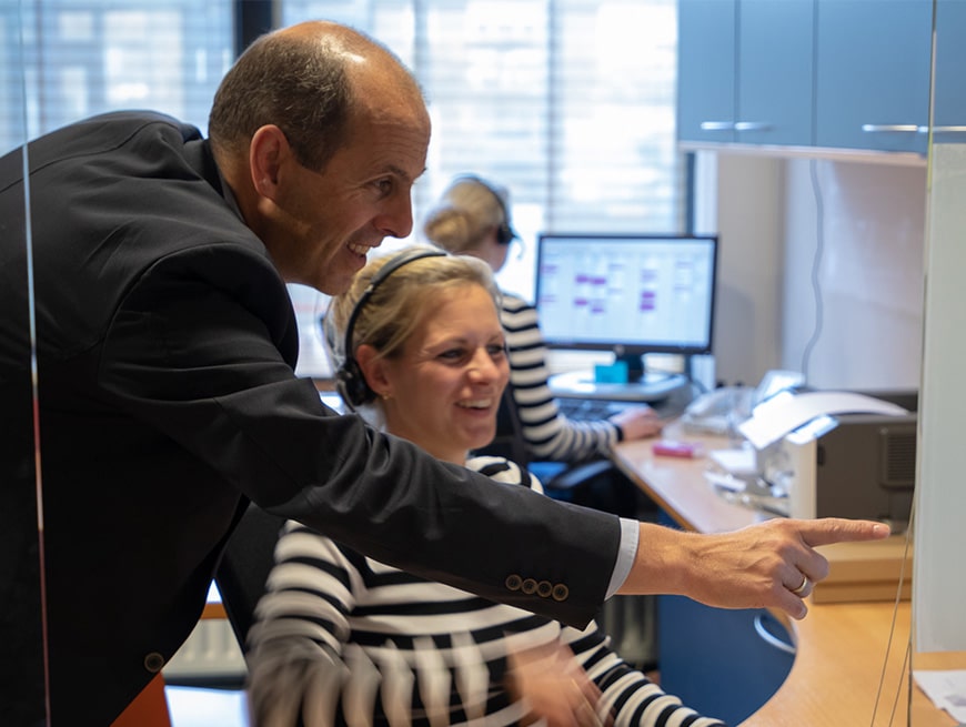 Huisarts helpt doktersassistent