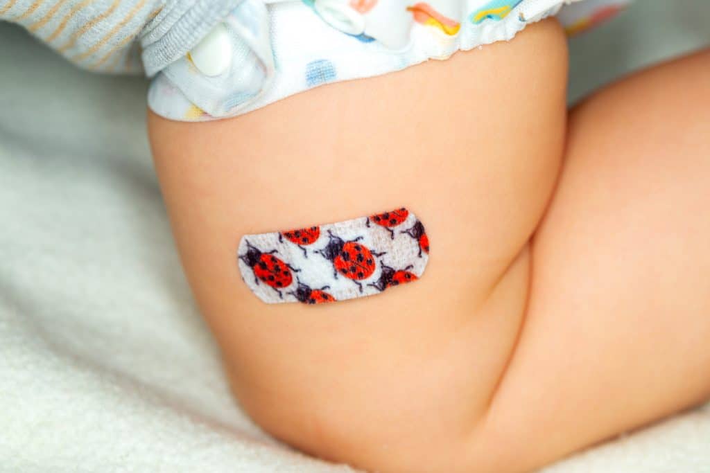 Kindje met pleister op arm