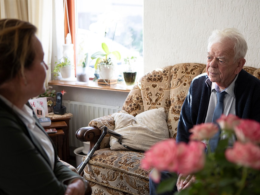 huisbezoek huisarts bij oudere ouderenzorg