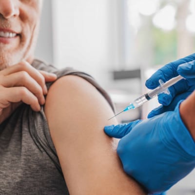 Vrouw krijgt een vaccinatie in haar bovenarm