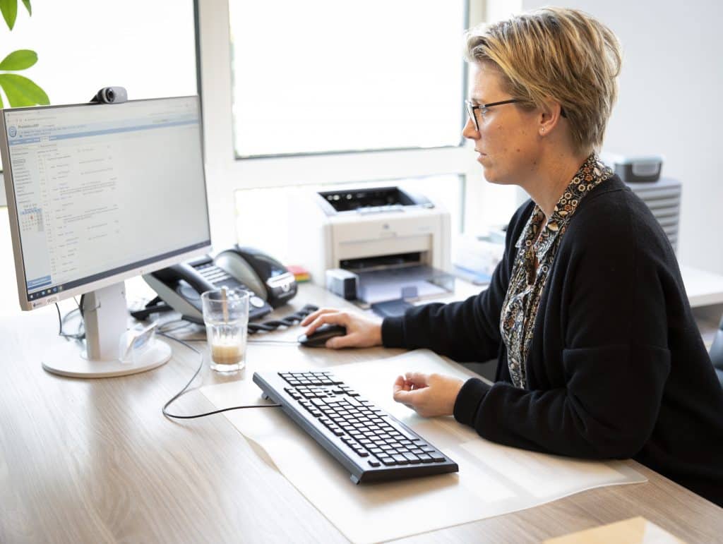 Vrouwelijke arts zoekt informatie op haar computer