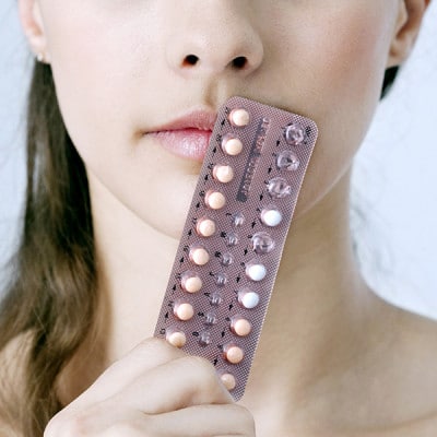 Vrouw met een strip anticonceptiepillen