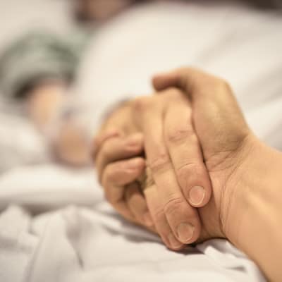 Hand vasthouden van een patiënt