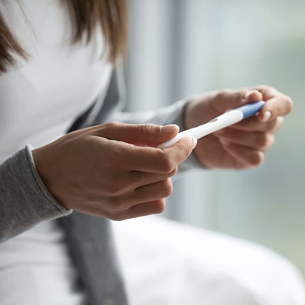 Vrouw met een zwangerschapstest