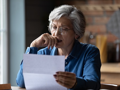 vrouw leest brief