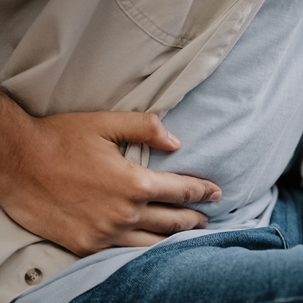 Persoon met pijn in de onderbuik