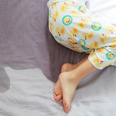 Kind plast in bed