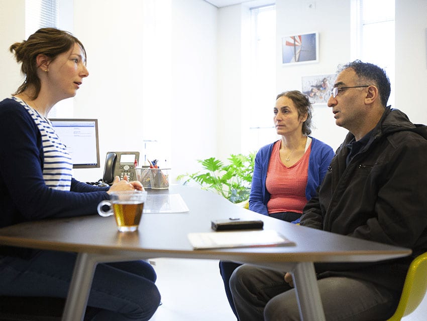 Huisarts heeft een gesprek met patiënt en diens partner