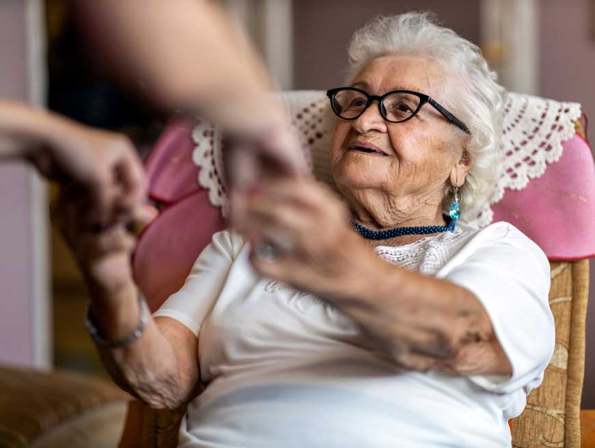 Oudere krijgt hulp van huisarts