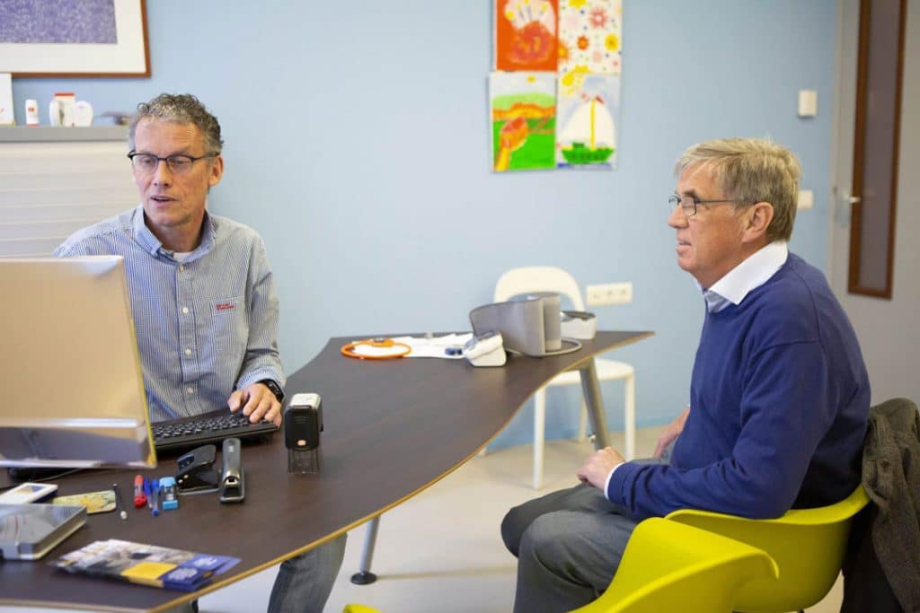 huisarts draagt medicatiegegevens van patiënt over in de keten