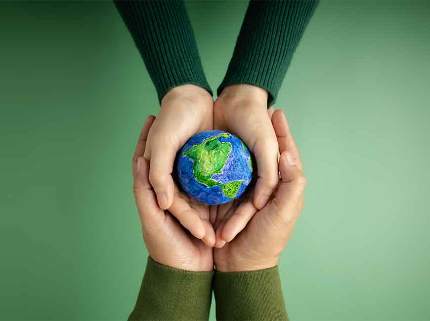 Handen om wereldbol in kader van duurzaamheid