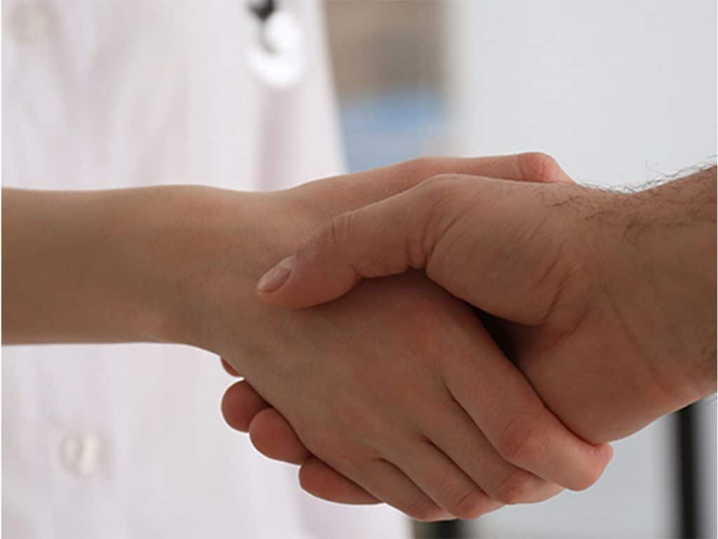 twee mensen schudden elkaar de hand