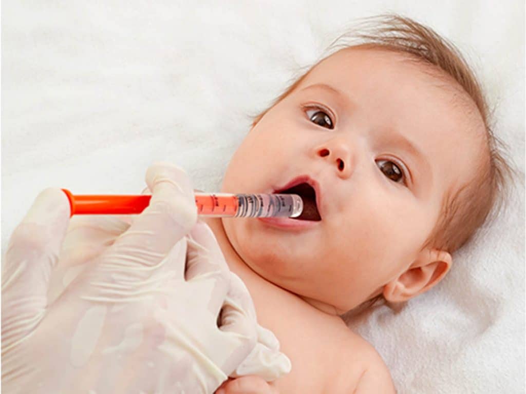 baby krijgt het rotavirus vaccin