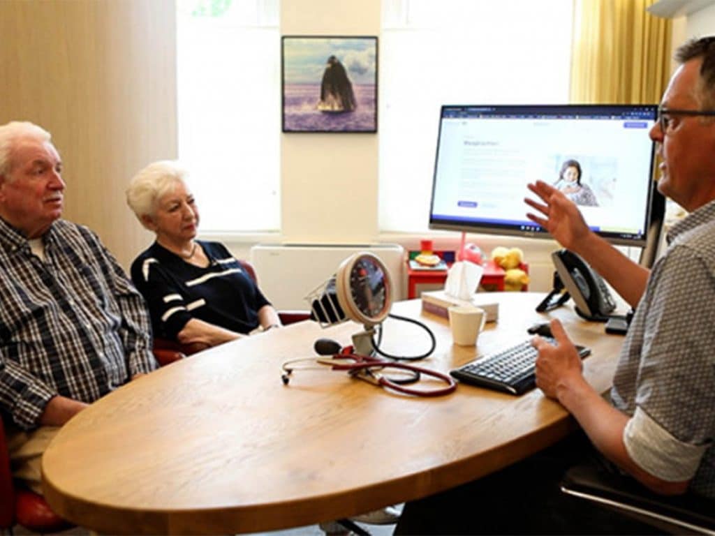huisarts helpt een ouder koppel met het maken van een medische beslissing
