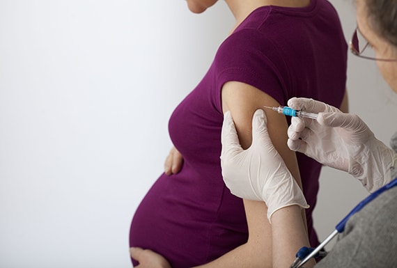 Zwangere vrouw krijgt een vaccinatie