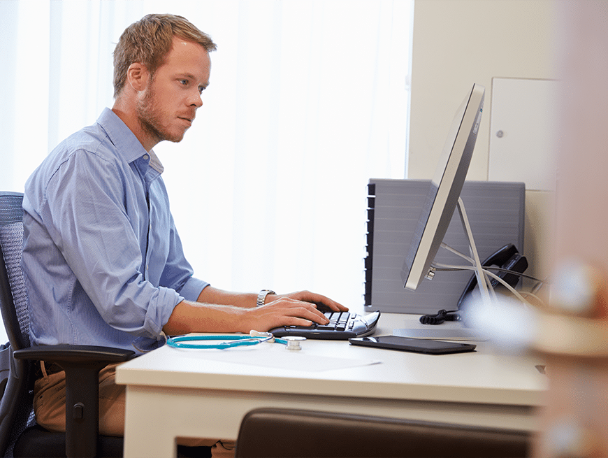 Huisarts achter computer