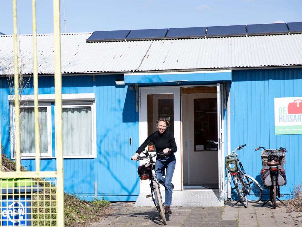 Huisarts voor huisartsenpraktijk op de fiets