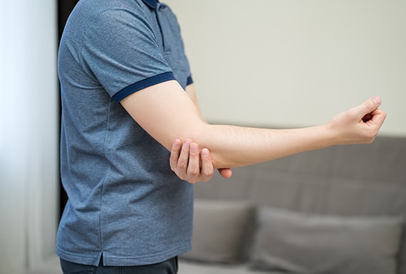 een persoon met epicondylitis