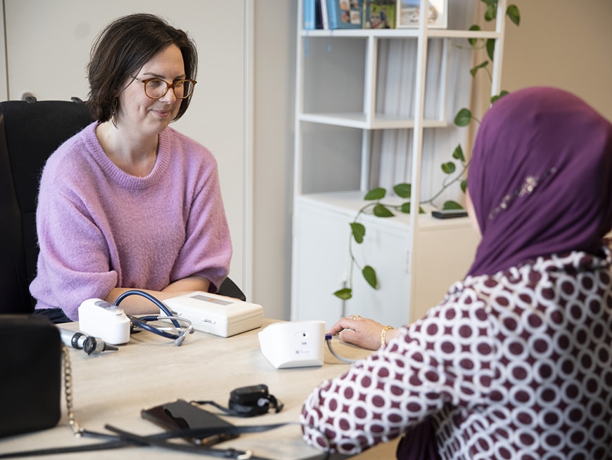 patiënt op spreekuur bij huisarts