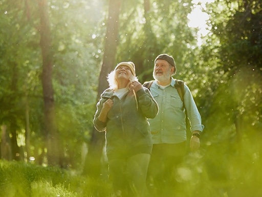 2 mensen wandelen in de natuur