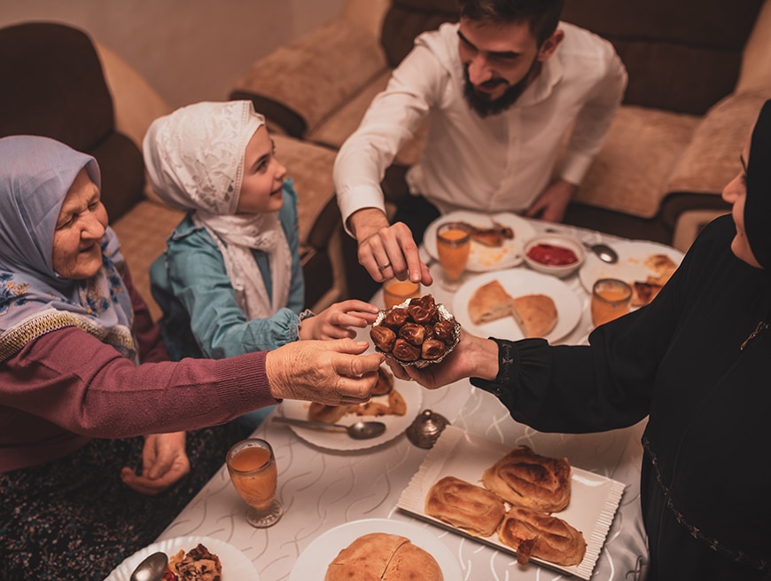 islamtisch gezin aan tafel