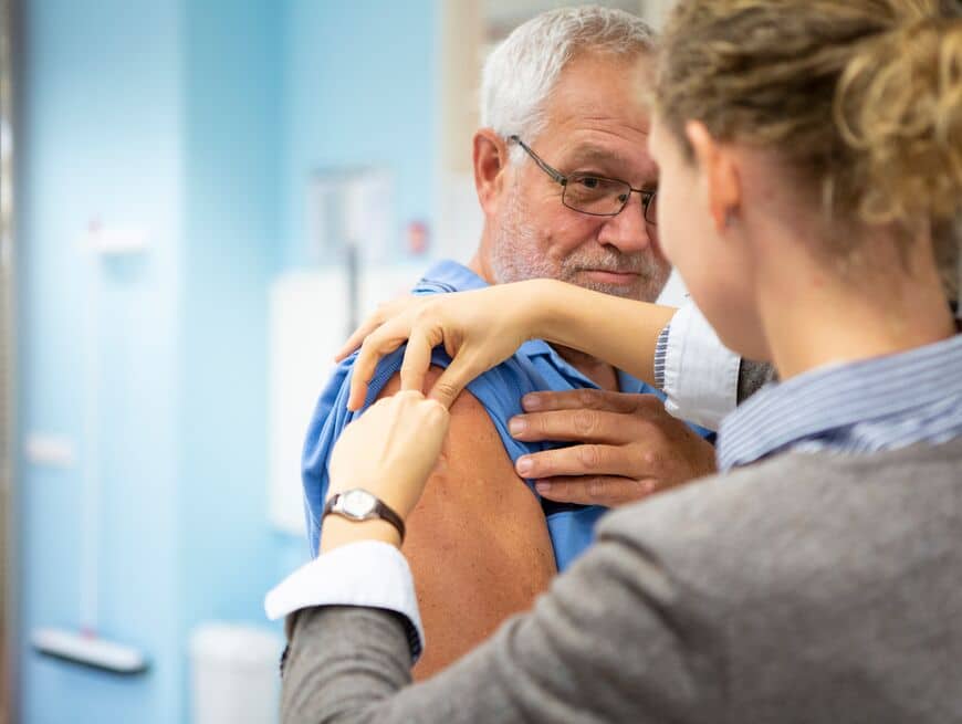 man krijgt pneumovaccinatie van arts