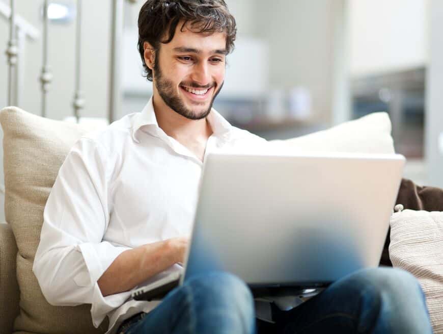 Man achter laptop