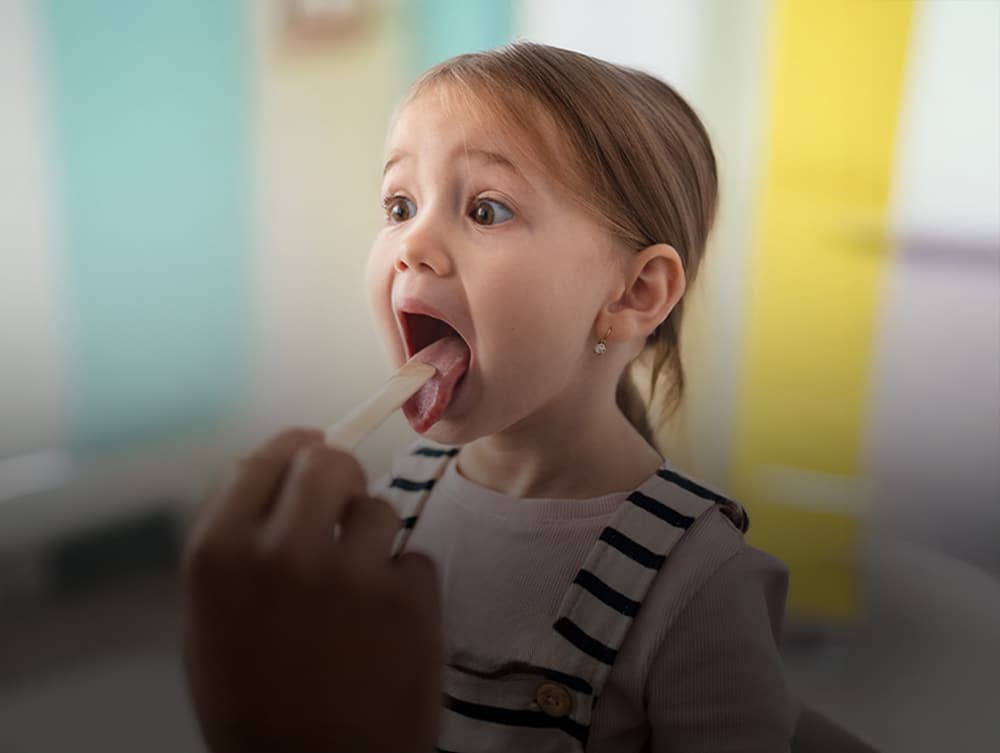 Een jong meisje wordt onderzocht door de arts